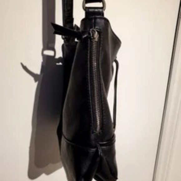 *KGB Studio* Black Leatherette Crossbody PURSE - Mint As New - Picture 4 of 7